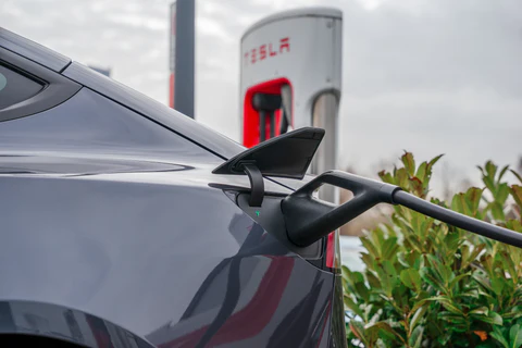 Tesla Model Y Şarj Sorunları: Kullanıcıların En Çok Şikayet Ettiği Konular