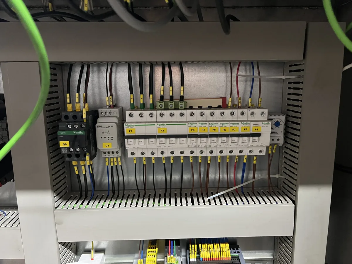 Elektrik Panosu Etiketlemesinde Hangi Standartlara Göre Hareket Edilmeli?