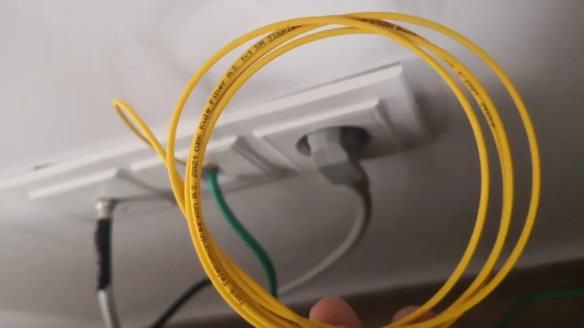 Fiberoptik ile Elektrik Tesisatlarının Aynı Hatta Gitmesi Sakıncalı mı?