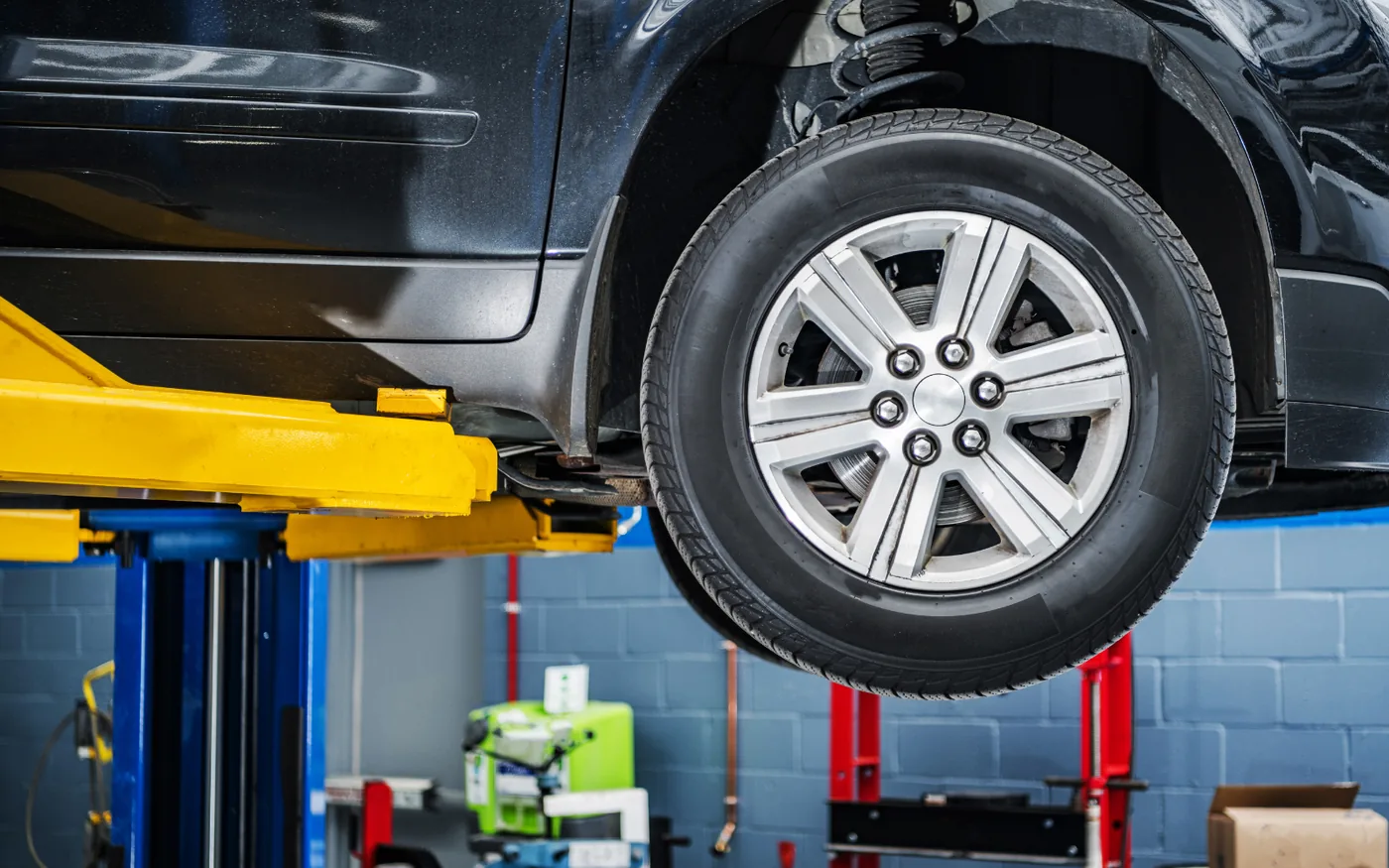 Lift kaldırma kolu ve kilit mekanizması detayı