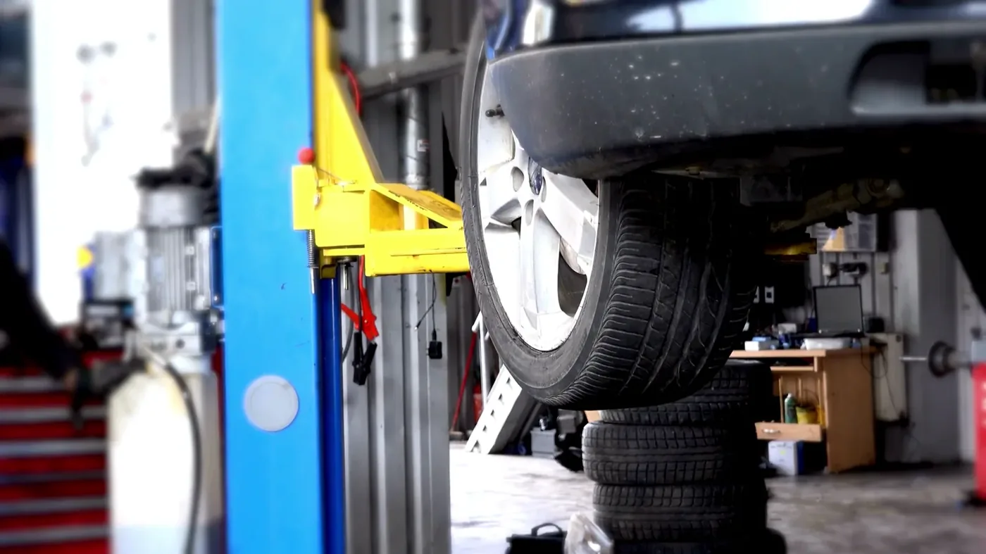 Servis atölyesinde liftler üzerinde araçlar